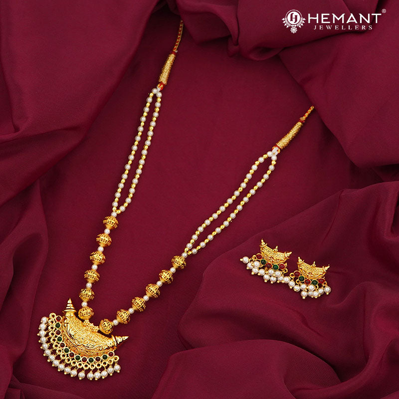 Traditional Maharashtrian Moti Mala Gund Boat (with earrings)