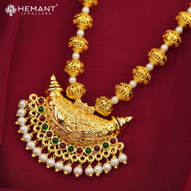 Traditional Maharashtrian Moti Mala Gund Boat (with earrings)