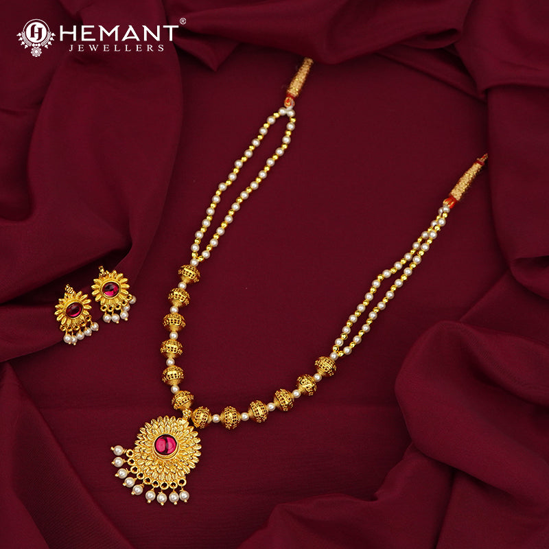 Traditional Maharashtrian Moti Mala Gund Surya Pendal(with earrings)