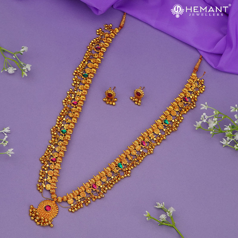 Traditional Maharashtrian Kolhapuri Saaj Geru 5 Panadi 29 Pan Surya Pendal (with Earrings)