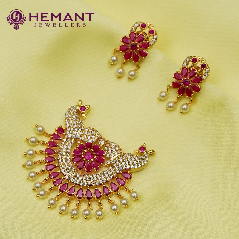 https://kolhapurisaaj.in/3438/elegant-tanmani-peacock-pendant-set-exquisite-jewelry-for-special-occasions.jpg
