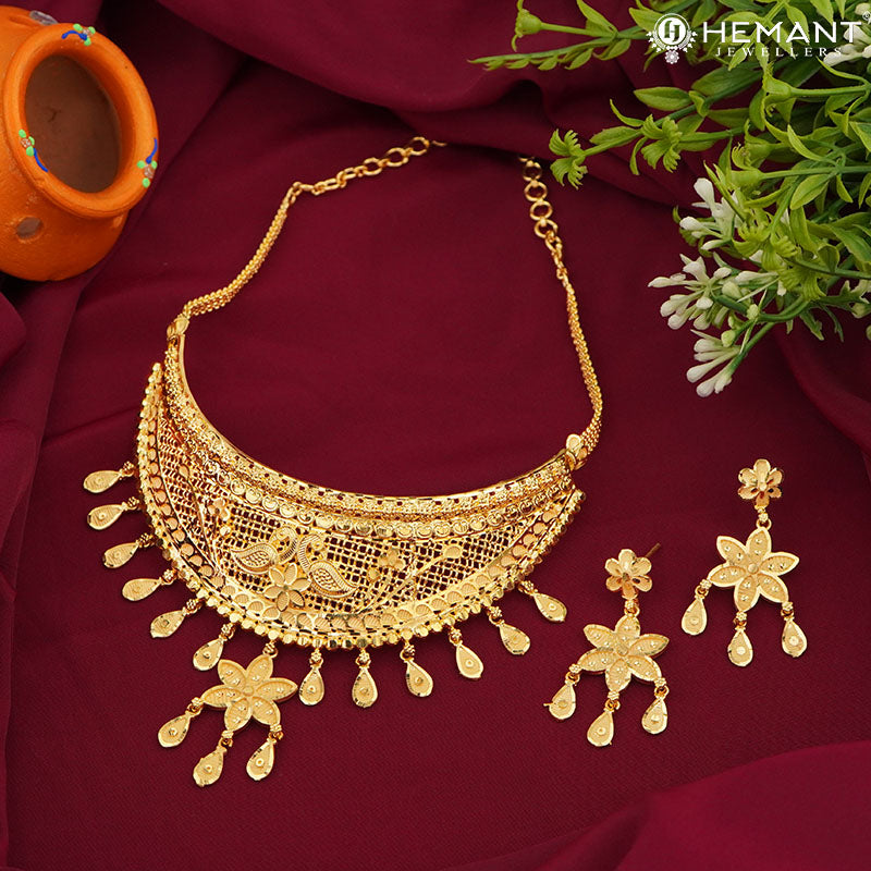 Traditional Forming Gold Choker Necklace Set with Floral Design and Dangling Accents