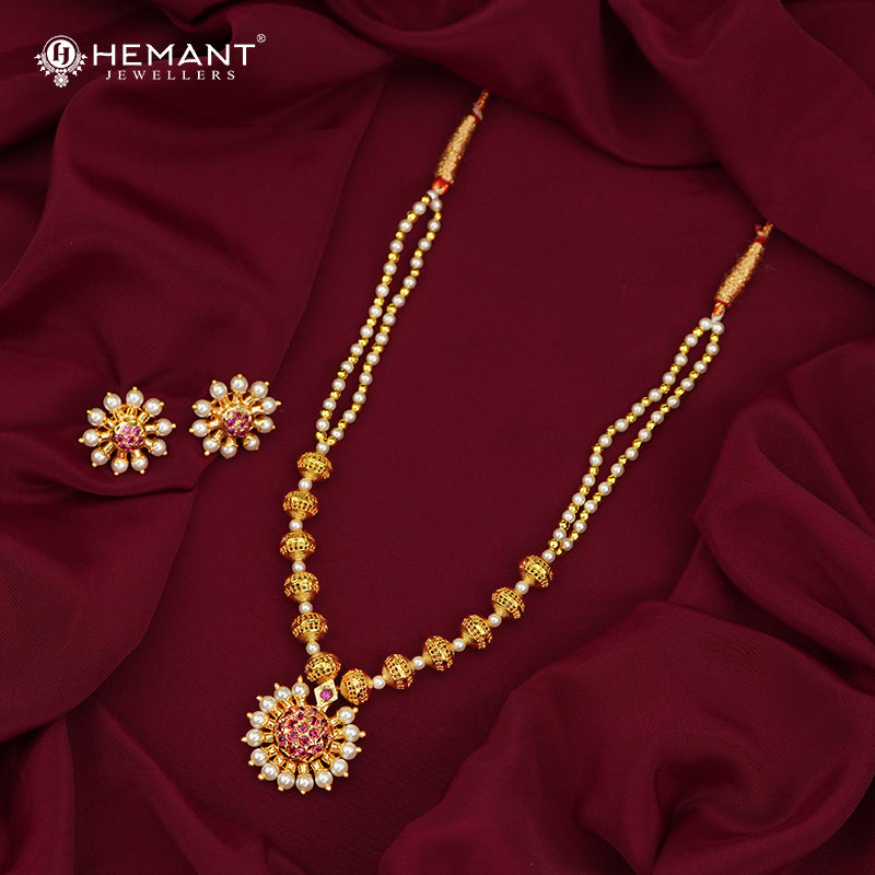 Traditional Maharashtrian Moti Mala Gund Ratachakra Pendal(with earrings)