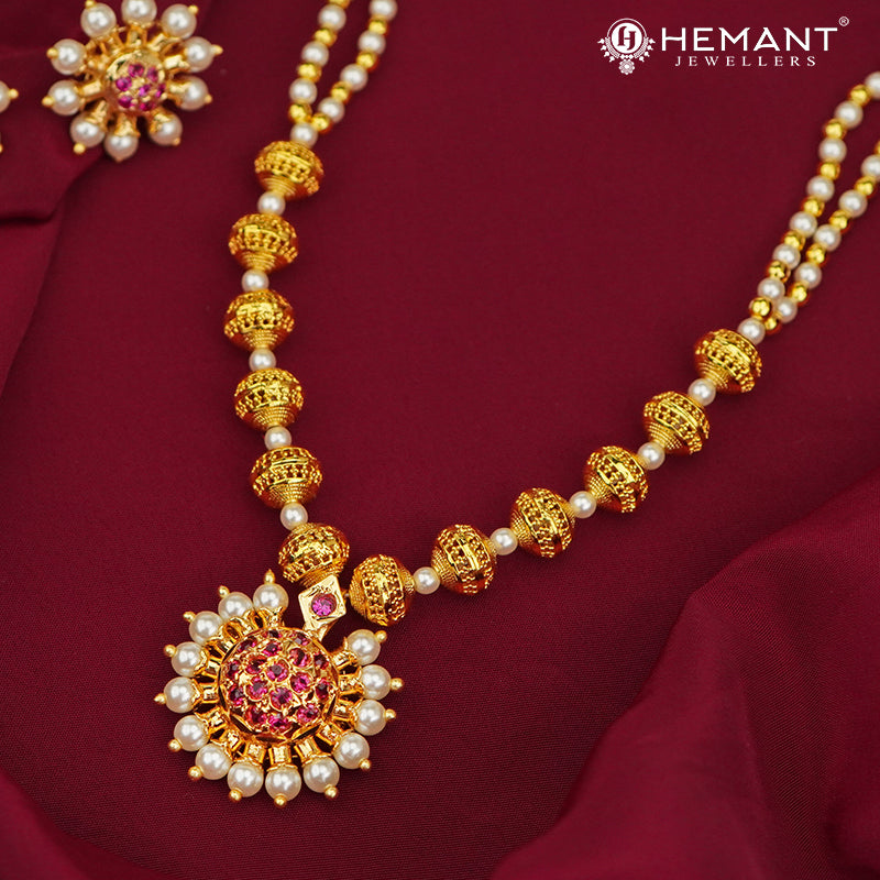 Traditional Maharashtrian Moti Mala Gund Ratachakra Pendal(with earrings)