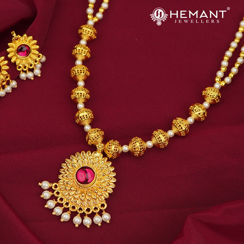 Traditional Maharashtrian Moti Mala Gund Surya Pendal(with earrings)