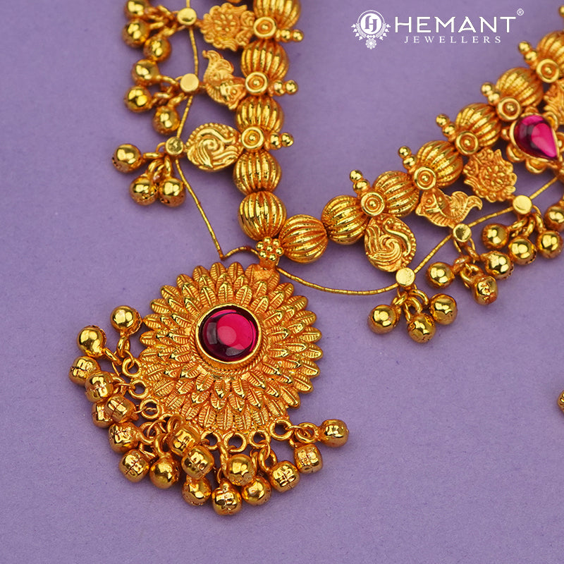 Traditional Maharashtrian Kolhapuri Saaj Geru 3 Panadi 15 Pan Surya Pendal (with Earrings)