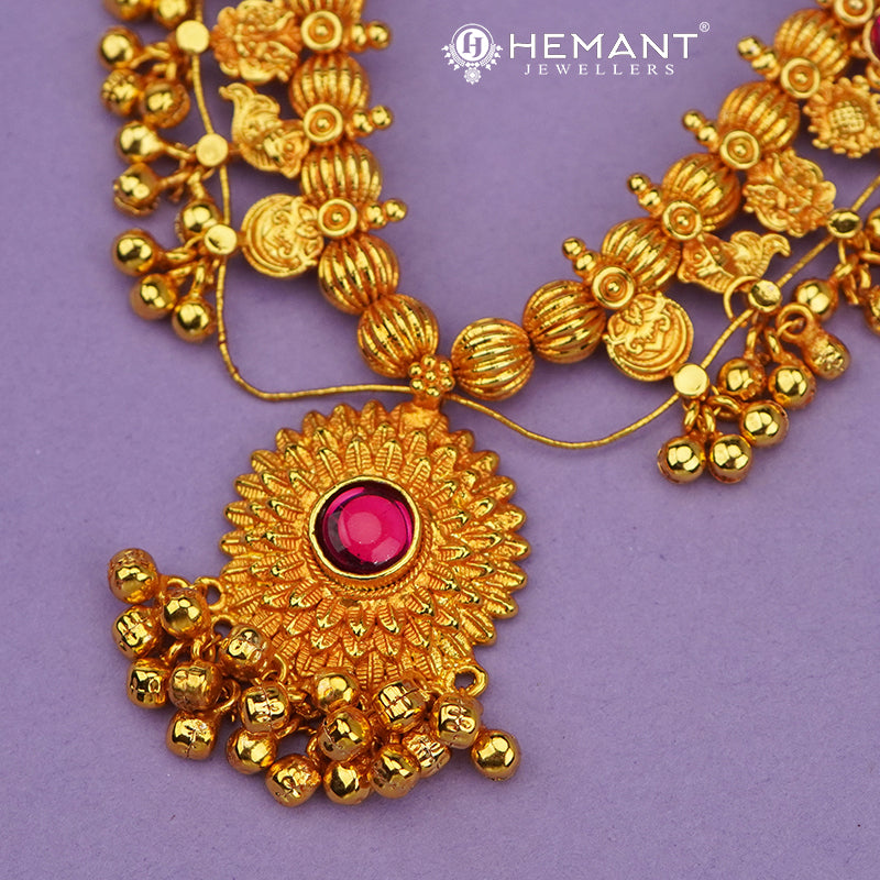 Traditional Maharashtrian Kolhapuri Saaj Geru 5 Panadi 29 Pan Surya Pendal (with Earrings)