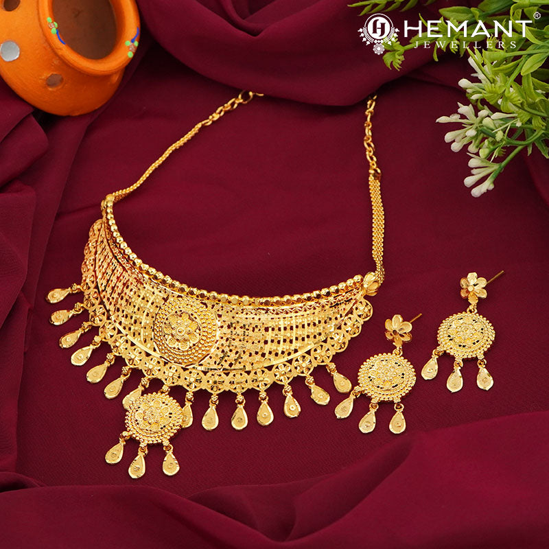 Traditional Forming Gold Choker Necklace Set with Floral Design and Dangling Accents 4