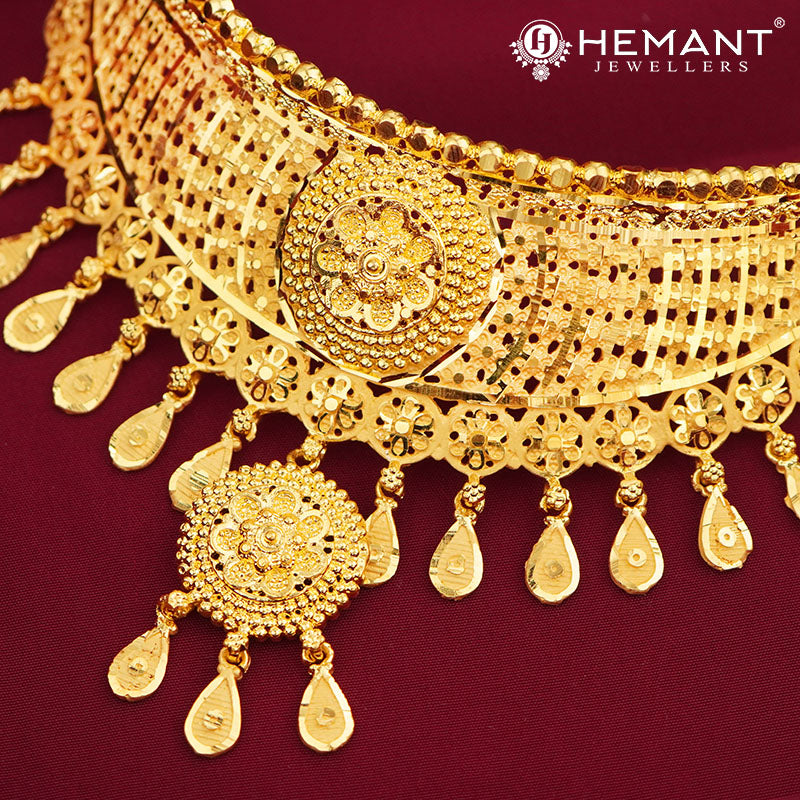 Traditional Forming Gold Choker Necklace Set with Floral Design and Dangling Accents 4
