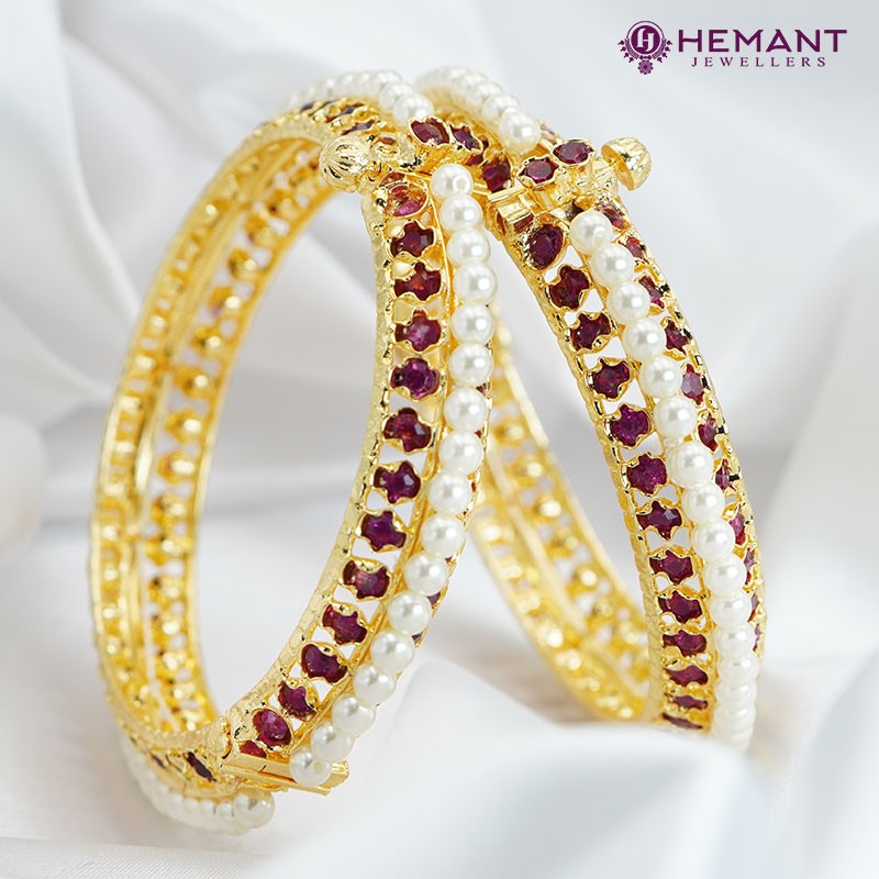 Traditional Maharashtrian Kolhapuri Kangan Moti Bangles