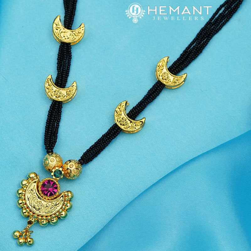 Traditional Maharashtrian Kolhapuri Mangalsutra 4 Chand Box