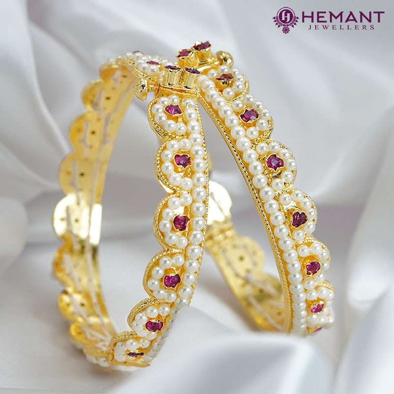 Traditional Maharashtrian Kolhapuri Micro Gold Plated Pichudi Moti Bangles