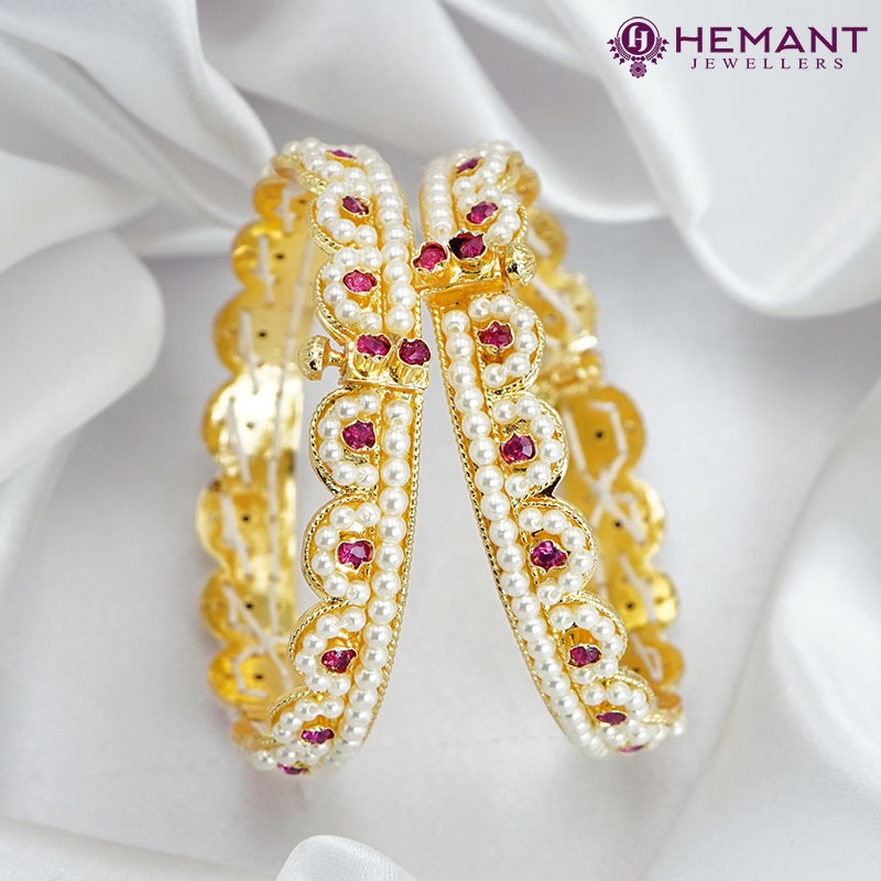 Traditional Maharashtrian Kolhapuri Micro Gold Plated Pichudi Moti Bangles